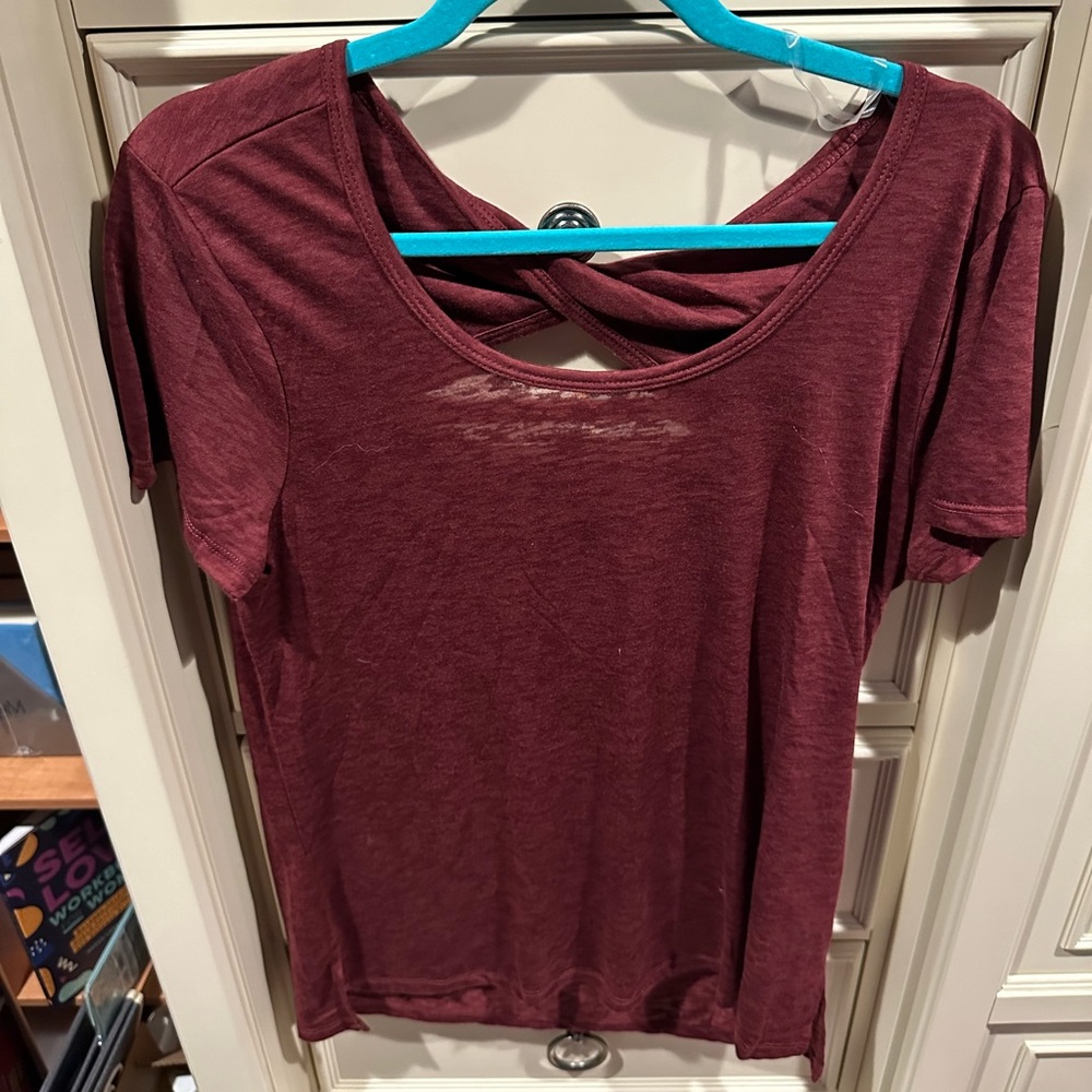NWOT Jessica Simpson Activewear Short Sleeve Shirt Medium Burgundy